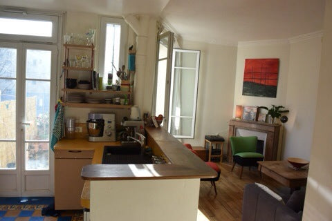 Grand appartement agréable et confortable. Il dispose d'une terrasse fleurie, d' Paris, France Appartement avec terrasse au coeur de Belleville Entire rental unit vacation rental 5111104