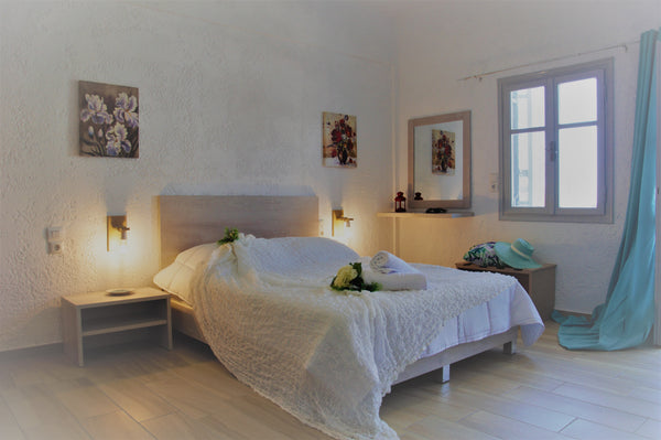 In the area of  our accomodation guests can enjoy either a family holiday with s Analipsi, Greece Deluxe Serenity, with Sea view, for two. Room in serviced apartment vacation rental 33288891