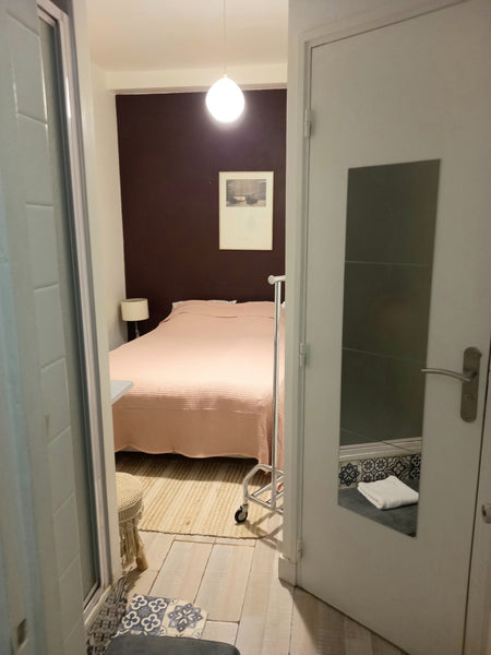 the studio is an independed unit.towels and linene provided .shower and toilette Paris, France Cosy studio in a great area Private room in rental unit vacation rental 3893362