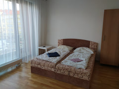 Moderní studio pro dva v bytovém domě na Vinohradech, kousek od Vinohradského pi  Studio na Vinohradech, v těsné blízkosti MHD Entire rental unit vacation rental 599012007514116020