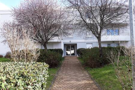 Appartement T2 de 48m2 situé à l'orée du parc forestier de Cotor-Laburthe dans u Vaux-sur-Mer, France Appart T2 48m2  piscine forêt au calme Gradignan - Entire condo vacation rental 42325436