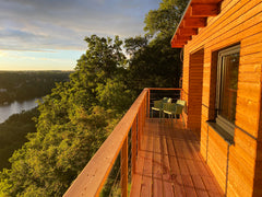 Dej si nohy na stůl a odpočiň si v tomto klidném, stylovém ubytování.  Chatka B Vyhlídka nad řekou Entire guesthouse vacation rental 653305253783650820