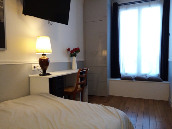 La chambre est au 3e étage sur cour calme avec vue. Elle dispose de plafonds hau Paris, France Belle chambre av sanitaires privés Private room in rental unit vacation rental 8711056