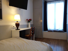 La chambre est au 3e étage sur cour calme avec vue. Elle dispose de plafonds hau Paris, France Belle chambre av sanitaires privés Private room in rental unit vacation rental 8711056