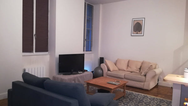 Situé en plein coeur de lyon, à quelque mètres de la place des térreaux et du vi Lyon, France Bel appartement de 72 m² en plein centre de Lyon Entire rental unit vacation rental 21902620