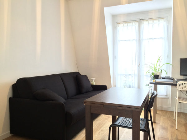 Bienvenue ! Ce canapé-lit très confortable se trouve dans un appartement très lu Paris, France Canapé-lit au calme / Paris 5ème - Mouffetard Shared room in rental unit vacation rental 13726512