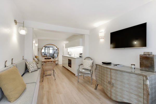 Great central location at 50 meters from the famous rue Cler. Quiet position in  Paris, France 3 bedrooms Apt.  Eiffel Tower / rue Cler area Entire rental unit vacation rental 28891641