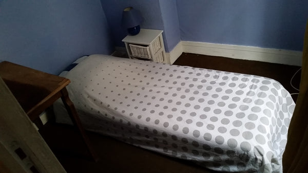 Petite chambre. Le calme et la proximité des transports sont ses deux principaux Saussines, France Le placard Private room in rental unit vacation rental 28770552