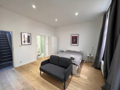 Jolie grande chambre avec douche privative située à 5 minutes à pied de la Gare   Chambre privative proche Gare du Midi! Private room in bed and breakfast vacation rental 52825179