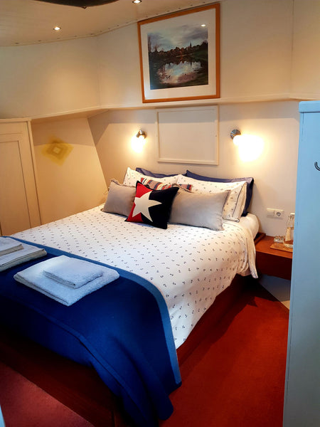 We very much regret that due to the ongoing Coronavirus pandemic bookings are li United Kingdom Stay aboard our 1914 Dutch Klipperaak Private room in boat vacation rental 38859052