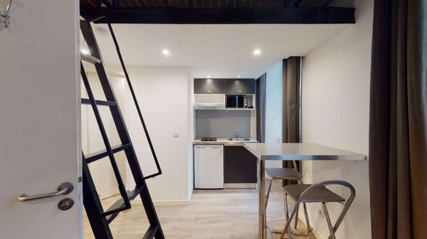 Studio tout confort moderne  à proximité  du métro  l'hôtel de ville de LYON. Ce  Studio moderne équipé avec mezzanine Lyon 1 Entire rental unit vacation rental 49182859