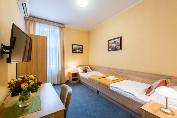 Jednolůžkový pokoj vybavený klimatizací, vlastní koupelnou, LCD TV se satelitním  Moderní jednolůžkový pokoj nedaleko centra Prahy! Room in hotel vacation rental 557616479936162636