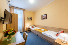 Jednolůžkový pokoj vybavený klimatizací, vlastní koupelnou, LCD TV se satelitním  Moderní jednolůžkový pokoj nedaleko centra Prahy! Room in hotel vacation rental 557616479936162636