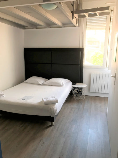 C'est à 200 mètres de la célèbre place de victoire et au pied du tramway que vou  Studio à 50 mètres du tramway (numéro 24) Entire condo vacation rental 45685075