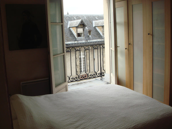 location min 3 semaines<br /><br />appartement meublé au 4.étage avec balcon<br   Quartier canal Saint-Martin Entire rental unit vacation rental 3337253