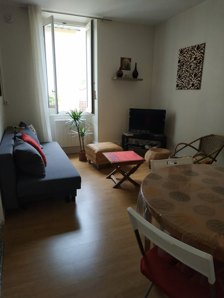 Un appartement idéal ! Et pour cause :<br />- Situé à proximité de commerces (su Lyon, France Calme appartement 46m² avec accès jardin privatif Entire rental unit vacation rental 35565157