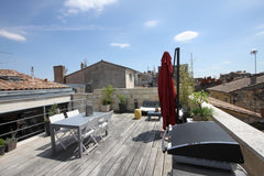 C'est un bel appartement récemment rénové au cœur de Bordeaux situé  au 2ème éta Bordeaux, France Superbe appartement de 120 m2 avec grande terrasse Entire condo vacation rental 50501707