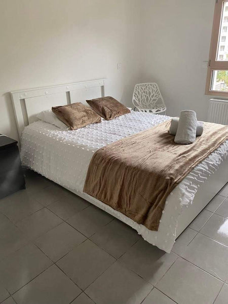 Simplifiez vous la vie dans ce logement paisible et central  : Transport T1 et T  Private room ( Chambre privée ) in  Apartment Private room in rental unit vacation rental 712900144470378927