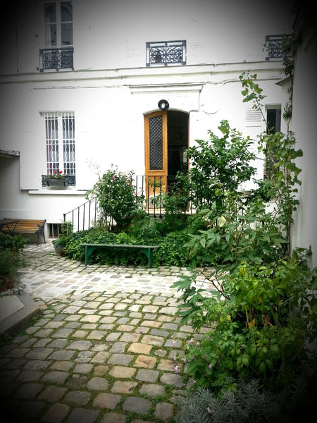 Cet appartement situé à Montmartre, saura vous séduire par son charme on histoir Paris, France Magnifique appartement quartier montmartre Entire rental unit vacation rental 3880765