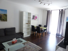 Genieße das einfache Leben in dieser ruhigen und zentral gelegenen Unterkunft. S Vienna, Austria Schöne 2-Zimmerwohnung mit Balkon nahe Zentrum Entire condo vacation rental 689847653826423324