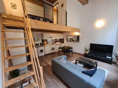 La partie en location sur les photos est totalement privée et indépendante.<br / Lyon, France Studio privé au cœur de la Croix Rousse Private room in rental unit vacation rental 596948463357551925