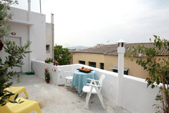 Situated in one of the quietest, safest and most artisitic neighborhoods of the  United Kingdom Bright, Acropolis-looking Studio in upbeat Mets Entire rental unit vacation rental 10806105