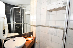 Idéalement situé à proximité de lieux mythiques : Montmartre, Sacré Cœur, marché Paris, France Source Hôtel Paris Montmartre : suite 5 personnes Private room in bed and breakfast vacation rental 10257814