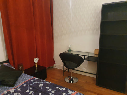 Appartement de 63m2 situé près de l'avenue des Frères Lumières et du métro Sans  Lyon, France Chambre métro sans soucis Private room in rental unit vacation rental 33418644