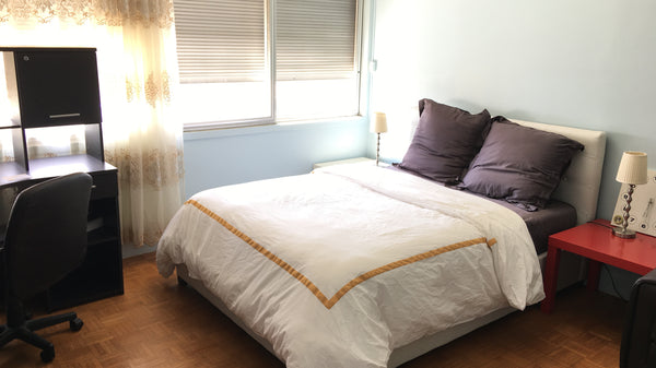 Un grand studio tout confort, très sécurisé. Le salon avec un canapé en cuir. La Paris, France Grand studio vue sur la Tour Eiffel tout confort Entire rental unit vacation rental 23570767