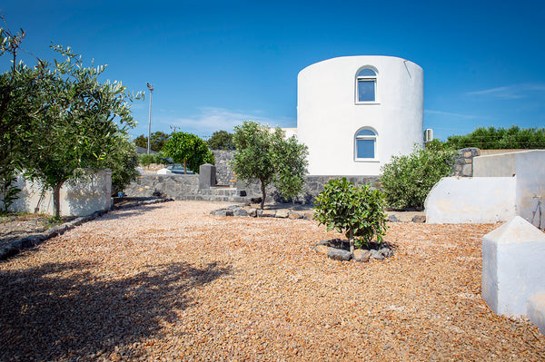 WINDMILL is a spacious and comfortable luxury house consisting of a bedroom with Greece WINDMILL HOUSE SANTORINI Entire rental unit vacation rental 35622020