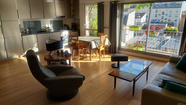Calm and luminous flat with spacious living room and 2 bedrooms <br />Very close Paris, France Large renovated flat + car park Entire condo vacation rental 4101937