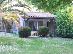 Studio situé au calme au fond d'un jardin de 1000m2, avec kitchenette, salle de   Studio privé fond de jardin Vinexpo Private room in home vacation rental 6183286