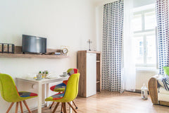 Eine schöne und moderne 2-Zimmer Wohnung im Herzen Wiens 2 Minuten vom Schloss B  Desirable 2BR - Bookable for Longstays Entire rental unit vacation rental 41088371
