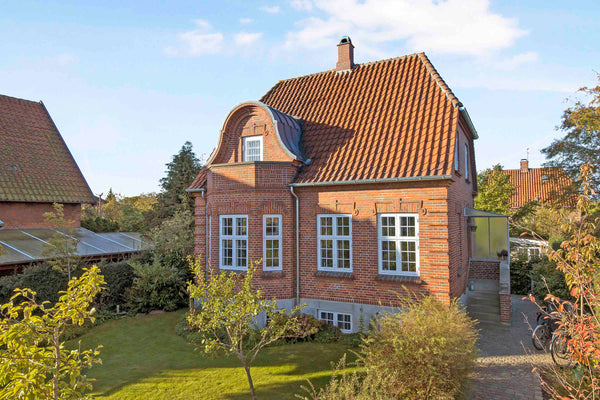 Enjoy Copenhagen from a well-located, spacious, family villa. <br /><br />Enjoy  Copenhagen, Denmark Cute family villa with lovely garden Entire villa vacation rental 577528695190995511