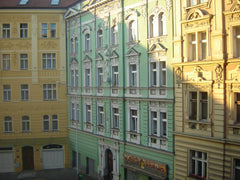 Spacious, fully equipped 3rd floor flat, circa 1890 building, walking distance t Prague, Czechia Sunny, central apartment w balcony Entire rental unit vacation rental 926868