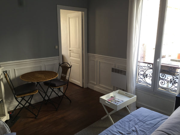 J'aime le côté cosy, boudoir de mon appartement, son parquet, ses moulures,le pe Paris, France Joli appartement typiquement paris Entire condo vacation rental 9904641