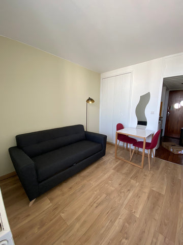 Appartement de 16 m2 situé dans une résidence calme avec ascenseur. Séjour équip  Studio avec balcon et place de parking au calme Entire condo vacation rental 48437865