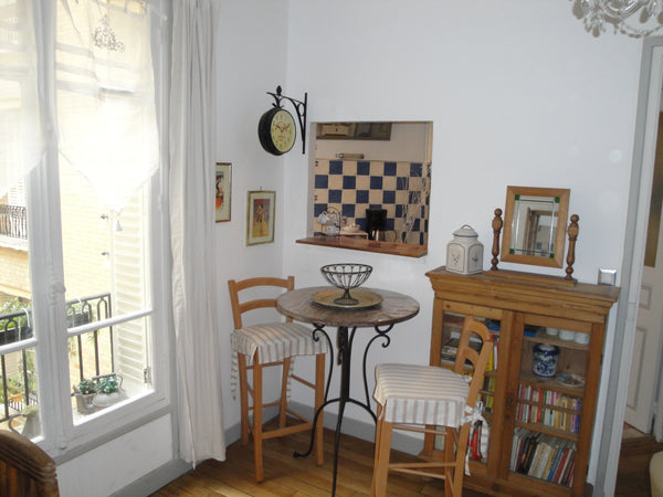 BEAU DEUX PIECES EN PLEIN COEUR DE MONTPARNASSE IMM ART DECO PARQUET RAFFINE MAT  ALMERIA GARDEN APARTMENT PARIS Entire rental unit vacation rental 1533301