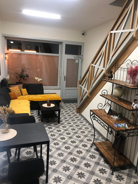 Chambre agréable et remis à neuf. Un petit terrasse avec un coin fumeur. La sall  Au Marolles chambre Tintin Private room in casa particular vacation rental 54145208