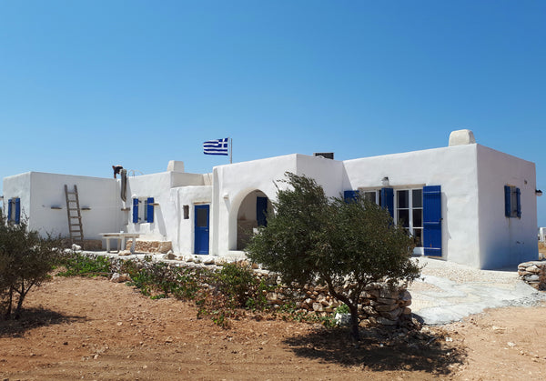 THE WHITE HOUSE: The exact white point to explore the island Paros and relaxing  Barcelona, Spain THE WHITE HOUSE: typical Cyclades house with charm Entire home vacation rental 18307427