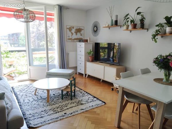 Appartement bien situé avec joli balcon pour prendre des apéritifs. Deux chambre Lyon, France Appartement familiale avec balcon Entire rental unit vacation rental 646346732605576854