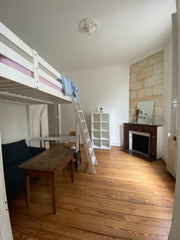 Studio avec mezzanine (lit confortable) et canapé lit dépliable au sol (ce n'est Bordeaux, France Joli studio calme dans le centre de Bordeaux Entire rental unit vacation rental 49475645