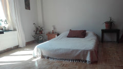 Je vous propose une grande chambre dans un appartement en duplex. La chambre est Saint-Gilles, Belgium Grande chambre, à 2 minutes de la gare du midi Private room in rental unit vacation rental 44186932