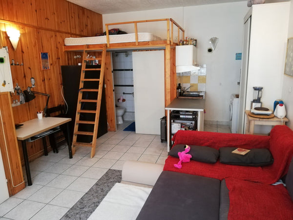 Studio aux airs de chalet de montagne et de cabane dans les bois, avec ses deux  Marseille, France Studio bien situé jusqu'à 4 personnes à petit prix Entire rental unit vacation rental 38509864