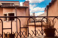 Simplifiez-vous la vie dans ce logement paisible et central : un appartement sur  Appartement dans traboule lyonnaise ... Entire rental unit vacation rental 668727499135393831