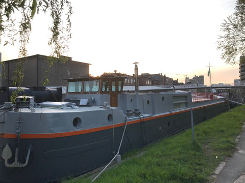Aye!<br />Langs de oever van de Schelde stellen wij de master bedroom van onze w Ghent, Belgium Boatie's * Bed bad boot Private room in houseboat vacation rental 49136989