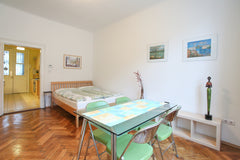 Dieses schöne und helle Apartment mit voll ausgestatteter Küche befindet sich in Vienna, Austria Farbenfrohes helles Domizil für 4 Personen in Wien Entire rental unit vacation rental 19937752