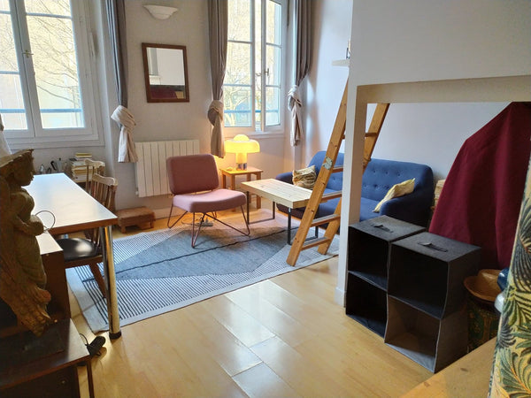 Duplex atypique avec une belle hauteur sous plafond (3,74m) et des poutres appar Paris, France Duplex charmant et confortable Entire rental unit vacation rental 10385040