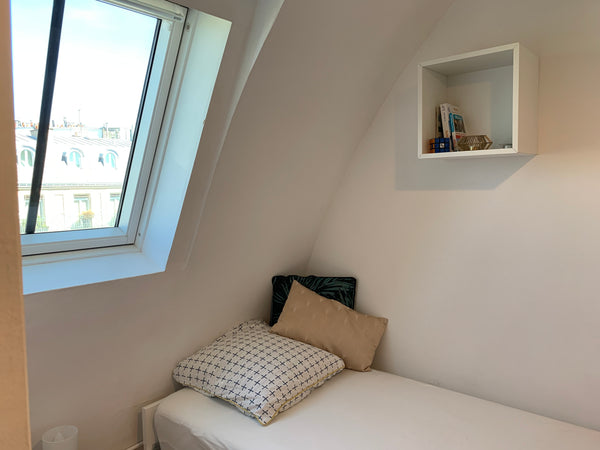 Entièrement rénové, ce petit studio de 9m2 constitue un pied à terre idéal pour  Lyon, France Petite chambre de bonne sous les toits de Paris Entire rental unit vacation rental 21531879