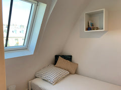 Entièrement rénové, ce petit studio de 9m2 constitue un pied à terre idéal pour  Lyon, France Petite chambre de bonne sous les toits de Paris Entire rental unit vacation rental 21531879